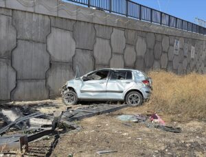 Niğde’de otomobil üst geçitten düştü, sürücüsü hastaneye kaldırıldı.