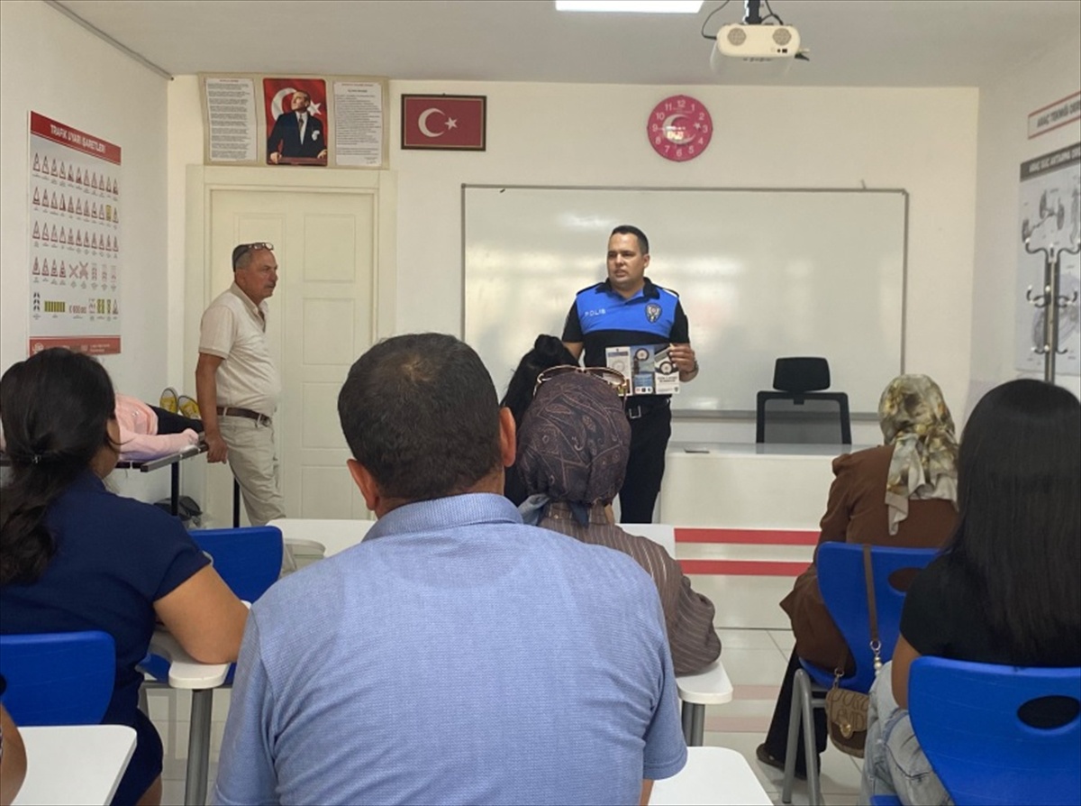 Niğde’de polis, dolandırıcılık ve sahteciliğe karşı vatandaşları bilgilendirdi
