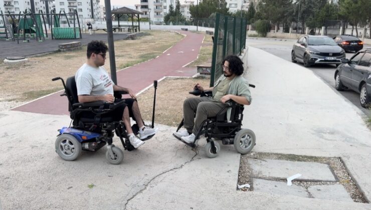 Osmaniye Kadirli’de Furkan Ulusoy, engelliler için arkadaşıyla akülü sandalyede gezdi