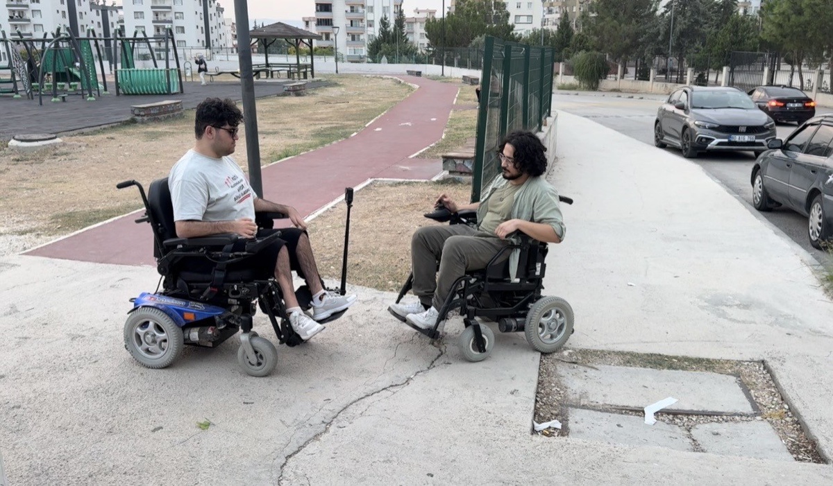 Osmaniye Kadirli’de Furkan Ulusoy, engelliler için arkadaşıyla akülü sandalyede gezdi
