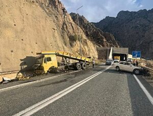 Otomobil ile kamyon kafa kafaya çarpıştı; 1 ölü