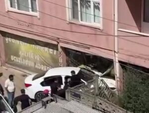 Otomobil iş yerine daldı: 1 yaralı