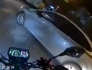 Otomobille çarpışan motosikletin sürücüsü yaralandı; kaza kamerada