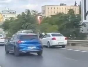 Pendik’te otomobilin çarptığı motosiklet sürücüsü yaralandı; kaza kamerada