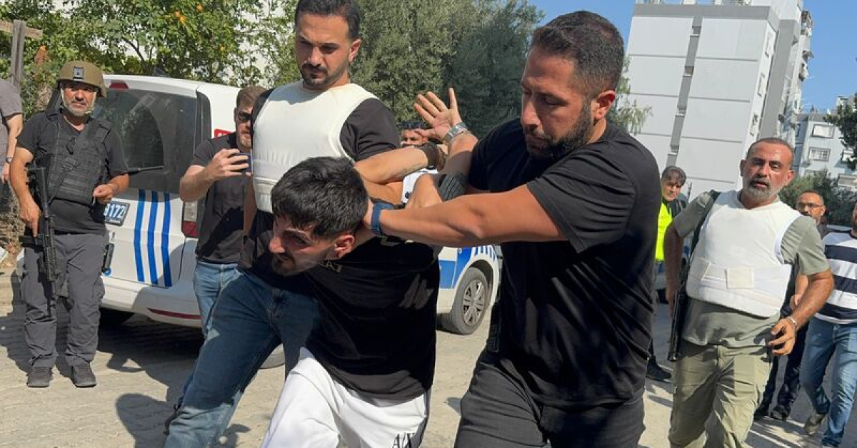 Polise el bombasıyla direndi