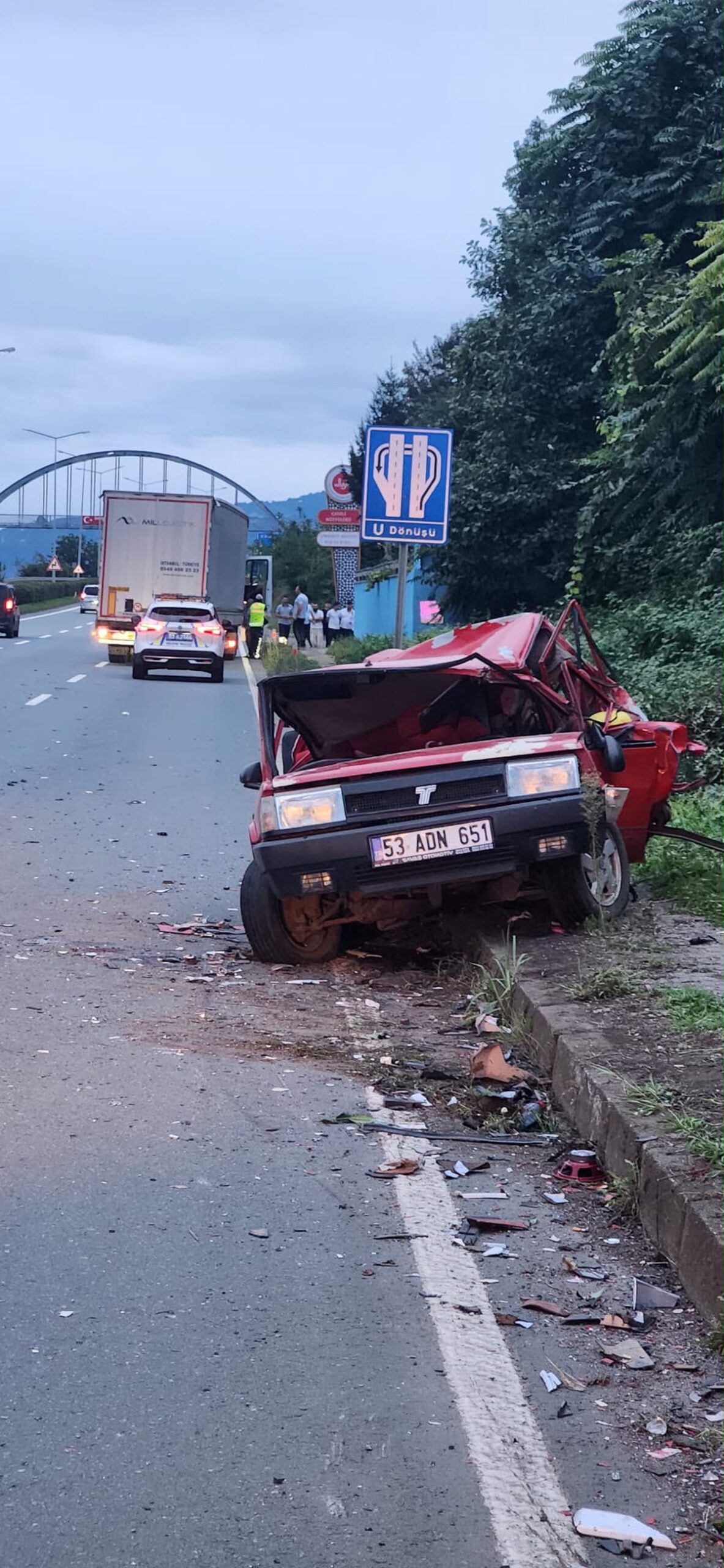 Rize Çayeli’de dumanlar yükselen otomobile TIR çarptı; sürücü ve akrabası yaralandı