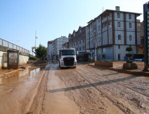 Rize İyidere’de ilk tespitlere göre 12 araç ve 21 iş yeri zarar gördü