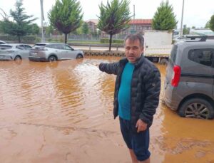Rize İyidere’de sel, Hayati Dursun’un 2 gün önce aldığı SUV’u sular altında bıraktı