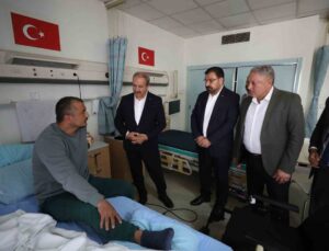 Sağlık-Sen, Ankara’da tedavi gören gazileri ziyaret edip Türk bayrağı hediye etti