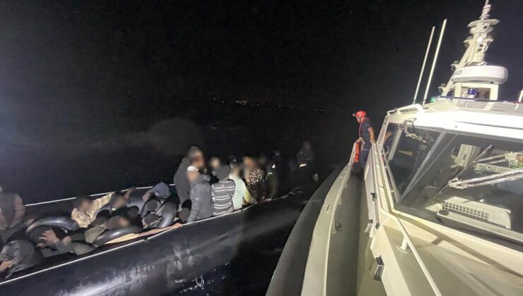 Sahil Güvenlik, İzmir’in Menderes ve Çeşme açıklarında 56 düzensiz göçmen yakaladı