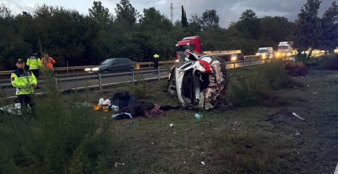 Sakarya Hendek’te otomobil refüje çarpıp devrildi, 1 kişi öldü, 4 kişi yaralandı