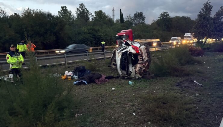 Sakarya Hendek’te otomobil refüje çarpıp devrildi, 1 kişi öldü, 4 kişi yaralandı