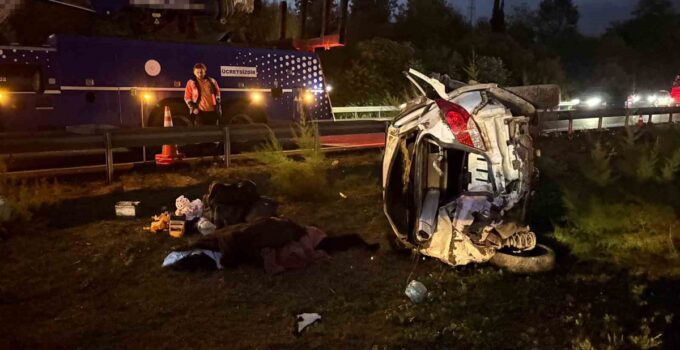 Sakarya Hendek’te refüje savrulan otomobil devrildi, 1 kişi öldü, 4 kişi yaralandı