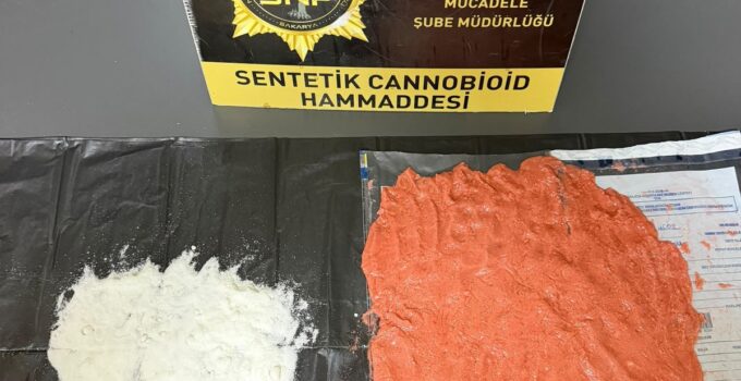 Sakarya’da araçta 570 gram hammadde ele geçirildi! 1 ton 772 kilo bonzaiye yetecekmiş