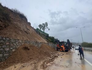 Sakarya’da sağanak su baskınına yol açtı, mahsur kalanlar kepçeyle kurtarıldı
