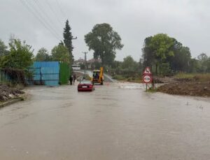 Sakarya’da sağanak ulaşımı vurdu, Akyazı’da köprüler trafiğe kapatıldı