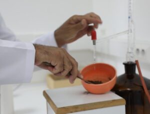 Salihli Tarım ve Orman Müdürlüğü toprak analizi ücretini 900 TL’den 350 TL’ye indirdi