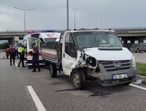 Samsun Çarşamba’da iddiaya göre kamyonet traktöre arkadan çarptı, 2 sürücü yaralandı