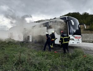 Samsun Kavak’ta yolcu otobüsünde yangın söndürüldü, araç kullanılamaz hale geldi