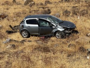 Şanlıurfa Siverek’te otomobil şarampole devrildi, araçtaki 2 kişi yaralandı