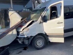 Şanlıurfa’da işçi servisi dükkana daldı: 10 yaralı
