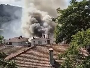 Sarıyer’de çatı yangınında kopan parçalar park halindeki minibüsün üzerine düştü