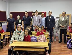 Şehit kızı Zeynep’i okula jandarma ekipleri götürdü