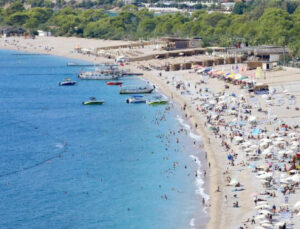 Sıcak hava Ölüdeniz plajlarında turist yoğunluğunu artırdı