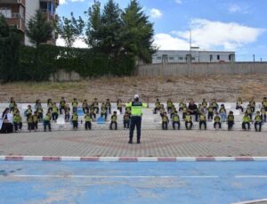 Siirt’te öğrencilere trafik kuralları teorik ve uygulamalı anlatıldı