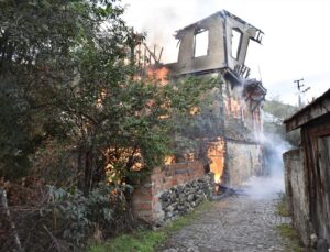 Sinop Boyabat’ta çıkan yangın tescilli tarihi ahşap binayı kullanılamaz hale getirdi