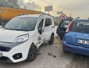 Sinop Boyabat’ta hafif ticari araç ile otomobil çarpıştı, 3 kişi yaralandı