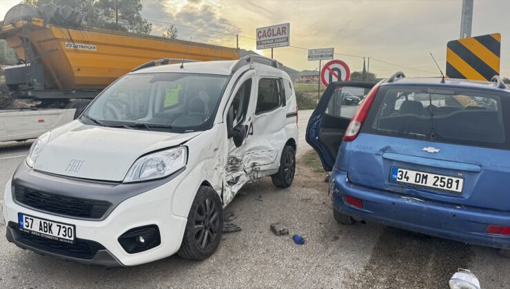 Sinop Boyabat’ta hafif ticari araç ile otomobil çarpıştı, 3 kişi yaralandı