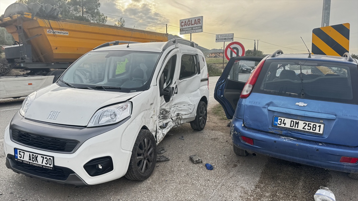 Sinop Boyabat’ta hafif ticari araç ile otomobil çarpıştı, 3 kişi yaralandı