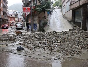 Sinop’ta etkili sağanak, Ayancık, Türkeli ve Gerze’de su birikintileri oluşturdu
