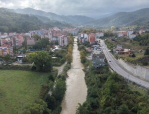 Sinop’ta sağanak sonrası çamurlu su Türkeli kıyılarında denizi kahverengiye çevirdi