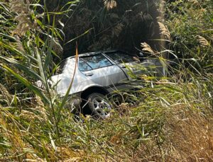 Sivas Akıncılar’da otomobil şarampole devrildi, 66 yaşındaki sürücü yaralandı.