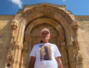 Sivas Divriği’de Mustafa Yıldırım, Ulu Cami’de 16 yıldır gönüllü mihmandarlık yapıyor