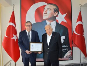 Sivrihisarlı iş insanı Fahri Keskin, iki dairesini öğrenci bursu için bağışladı