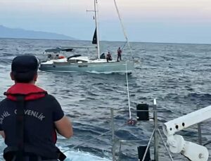 Sürüklenen yelkenli tekneyi, Sahil Güvenlik marinaya yanaştırdı