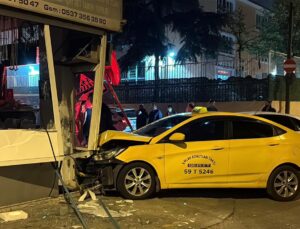 Tekirdağ Çorlu’da araçlar iş yerine çarptı, alkollü sürücüye 25 bin lira ceza kesildi