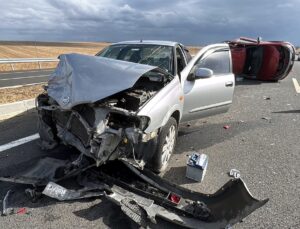 Tekirdağ Çorlu’da refüje çarpan otomobile çarpan araç takla attı, 4 kişi yaralandı