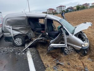 Tekirdağ Kapaklı’da otomobil ile minibüs çarpıştı, 2’si çocuk 6 kişi yaralandı