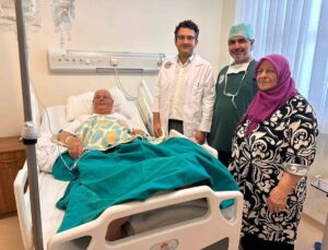 Tekirdağ Saray’da iki hastaya ilk kez total diz protezi ameliyatı yapıldı.