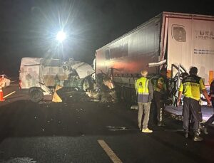 Tekirdağ’da tıra çarpan minibüsteki 1 kişi öldü