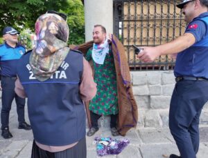 Tiyatroculardan Zabıta Haftası’na Renkli Kutlama: Dilenci Kılığında Sürpriz