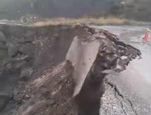 Tokat Pazar’da sağanak sonrası heyelan Ocaklı köyü yolunu çökertti