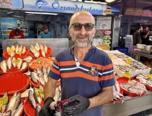 Trabzon Ortahisar’da balıkçı tezgahlarında palamut tanesi 100-125 liradan satılıyor