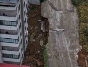 Trabzon’da sağanak su baskınlarına yol açtı, bir sitenin istinat duvarı çöktü