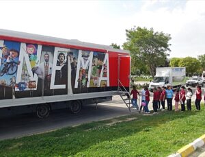 TRT Sinema Tırı, Tatvan’da 1200 öğrenciyi animasyon yapımlarıyla buluşturdu