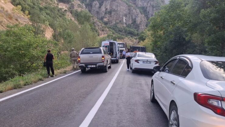 Tunceli’de 6. Tünel mevkisinde otomobil Pülümür Çayı’na düştü, 5 kişi yaralandı